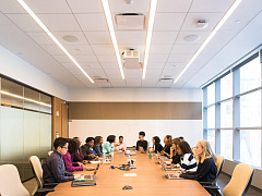 Банки, которыми управляет больше женщин, реже нарушают закон