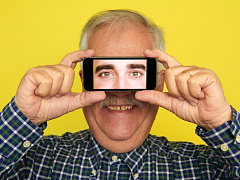 Старшее поколение не спешит уходить. Что делать молодым?