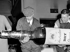 Кто много работает, тот пьет