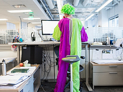 Научитесь шутить на работе