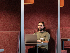 Исследование: Использование ИИ в работе делает нас более одинокими и менее здоровыми