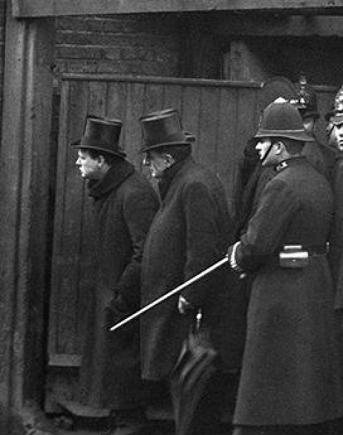 Полиция уже в офисе: что делать?