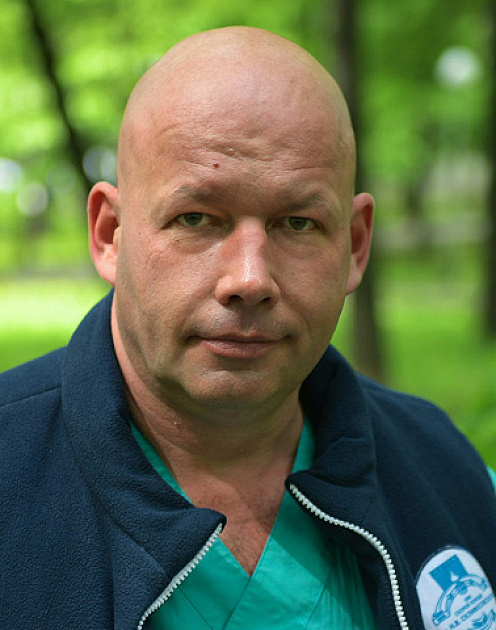 «В обычной жизни врачи еще долго будут избегать близких контактов»