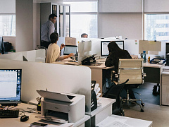 Между молотом и наковальней