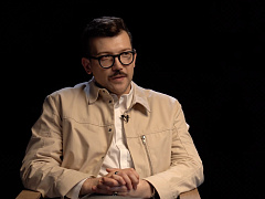 Продюсируя будущее: Денис Кожаев о современном искусстве, новых ритуалах и продюсировании в эпоху ИИ