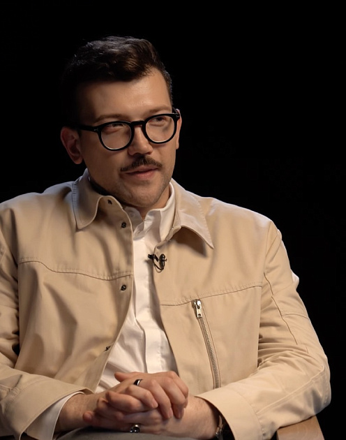 Продюсируя будущее: Денис Кожаев о современном искусстве, новых ритуалах и продюсировании в эпоху ИИ