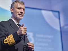 «Пока мы воюем, я ношу военную форму»