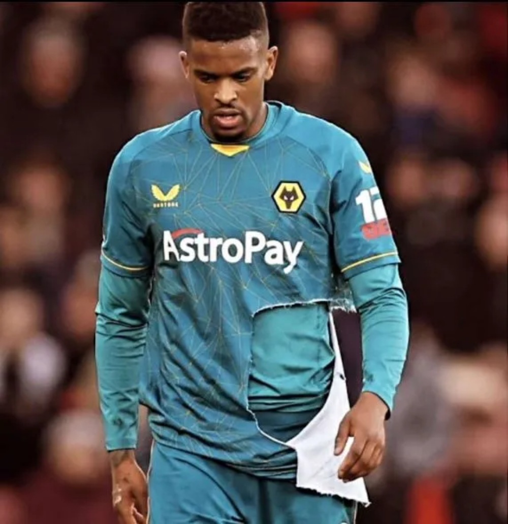 Игрок Нелсон Семеду в рваной футболке Castore. Источник: трансляция матча АПЛ «Саутгемптон» — «Вулверхэмптон», сезон 2022/23