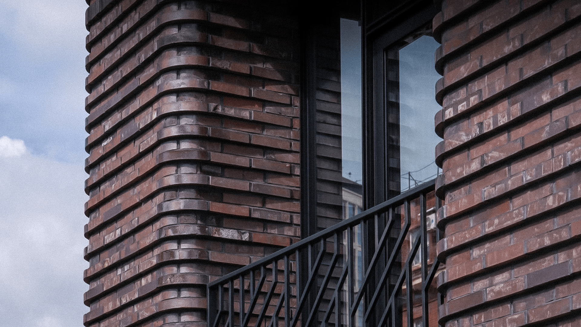 Радиусный кирпич для облицовки домов Sminex изготавливают в разработанных под заказ матрицах — пресс-формах с закруглёнными углами