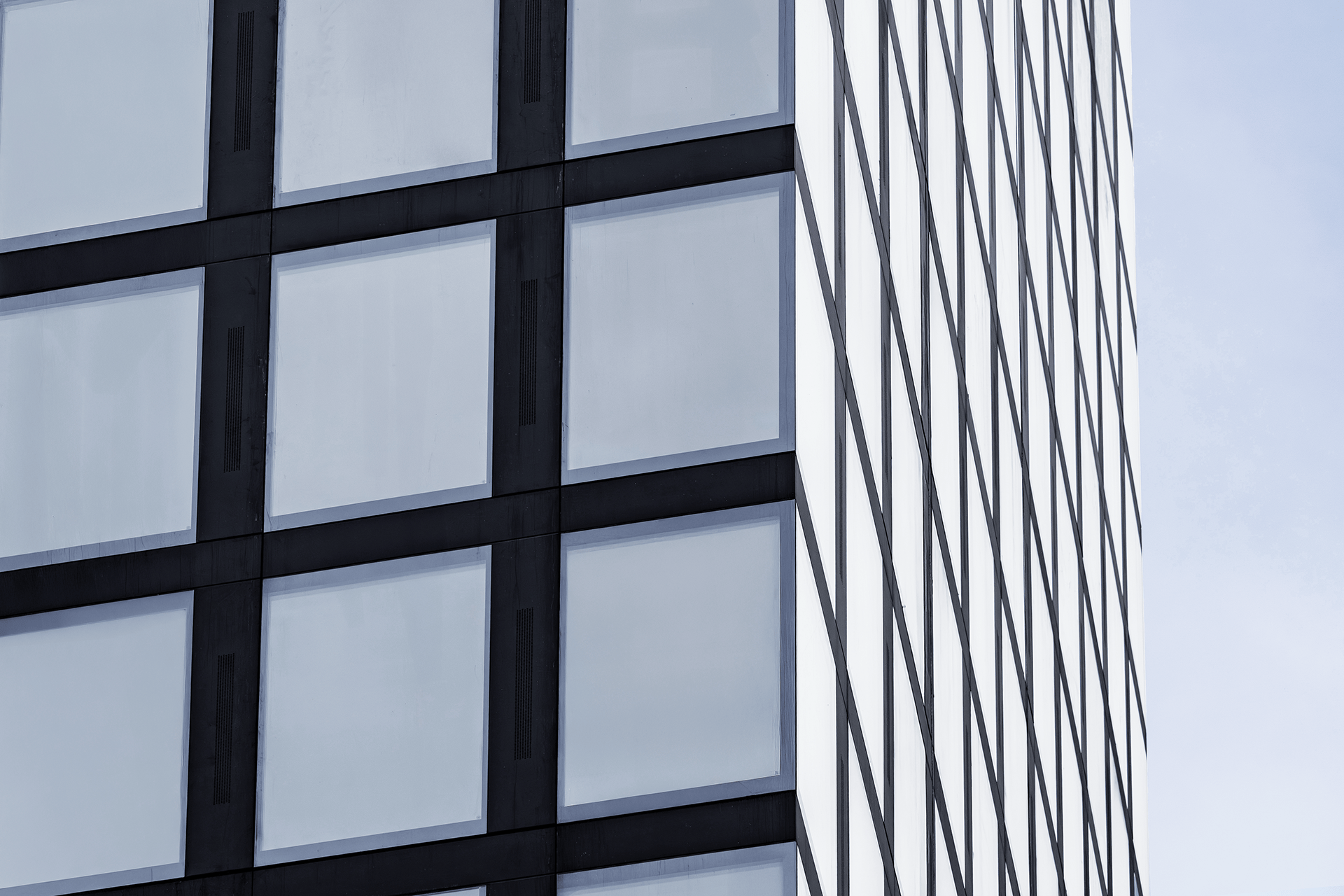 Sminex доводит до совершенства каждый элемент своих домов. Окна сверхтонких башен квартала Life Time проверили на герметичность и звуконепроницаемость в специальной лаборатории