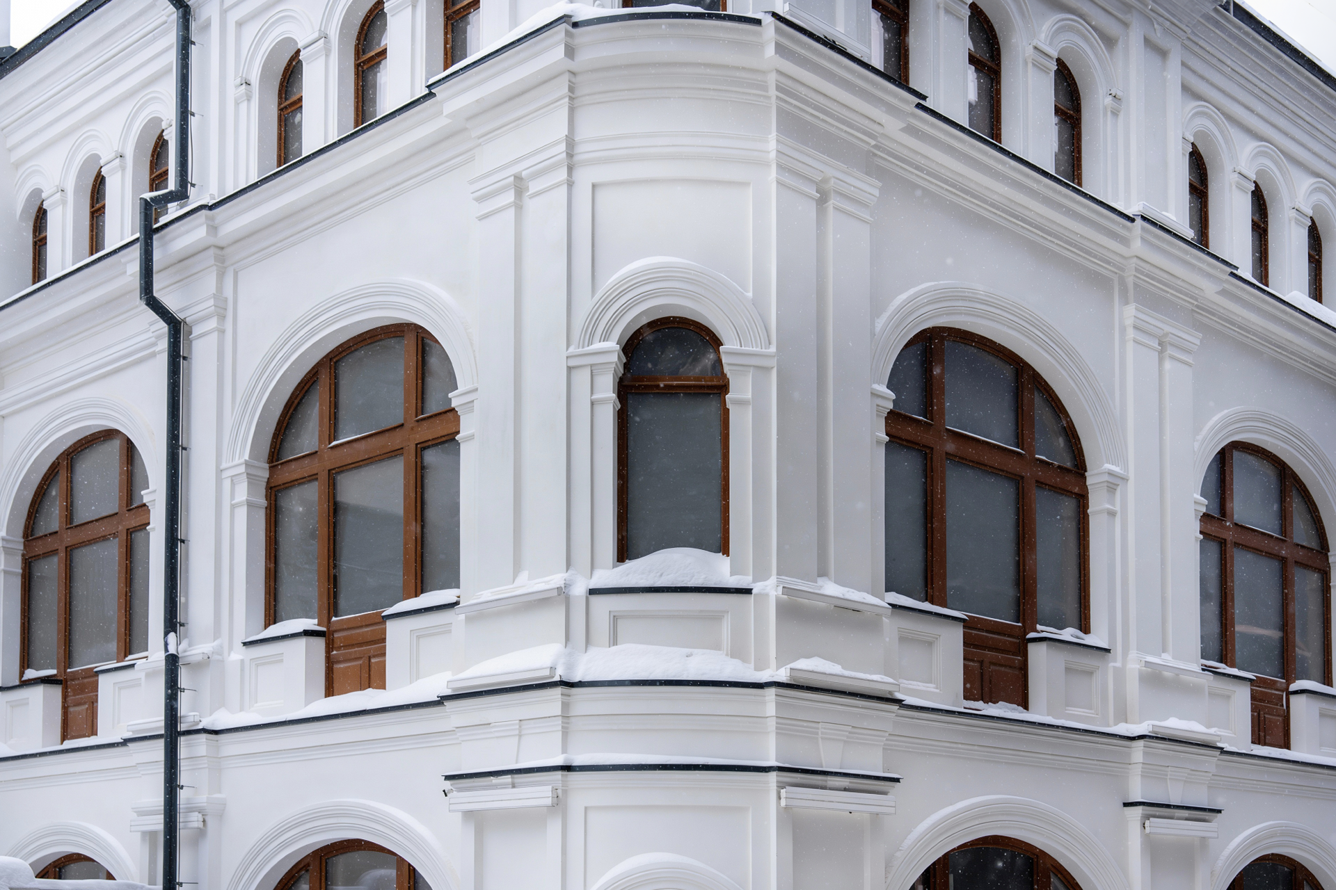 Для особняков «Ильинки 3/8» в неорусском стиле Sminex воссоздал по историческим образцам карнизы и своды XIX века и арочные дубовые окна высотой до 3,5 метра