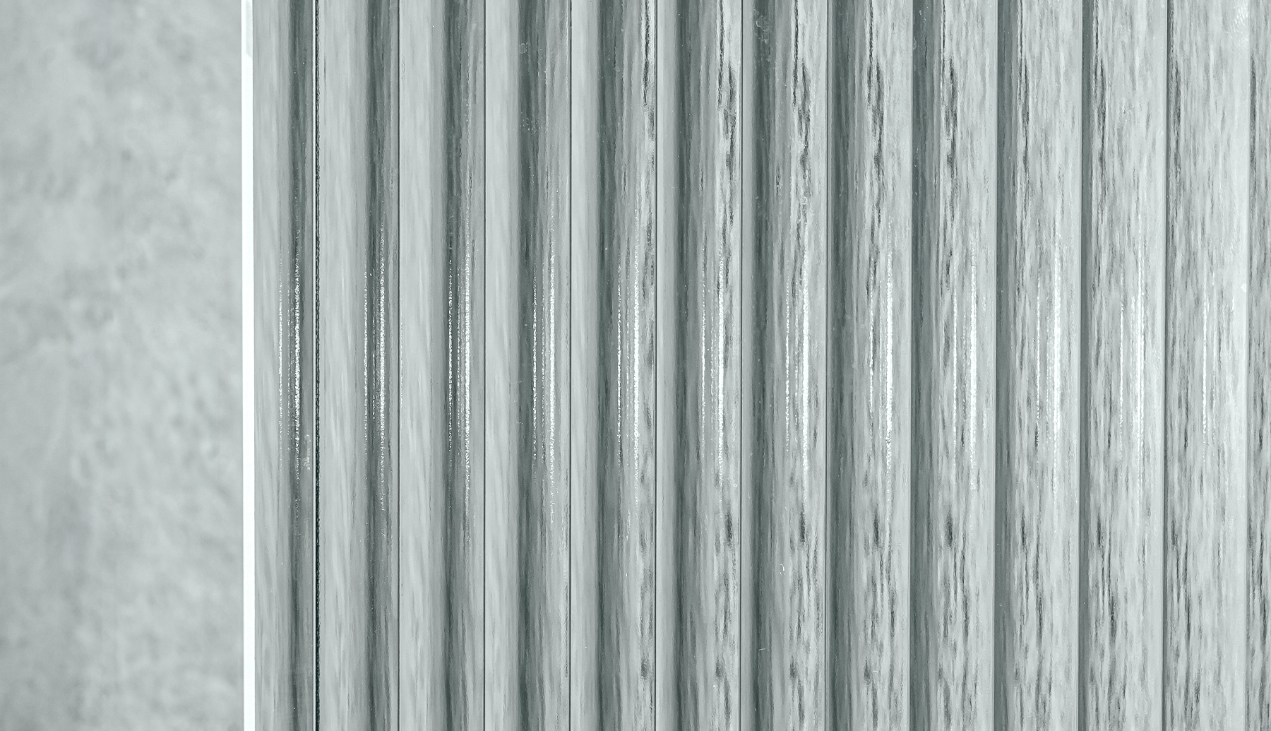 Дома Sminex хочется рассматривать в деталях. Двери на этажах и почтовые ящики в особняках «Ильинки 3/8» оформлены вставками из рифлёного стекла