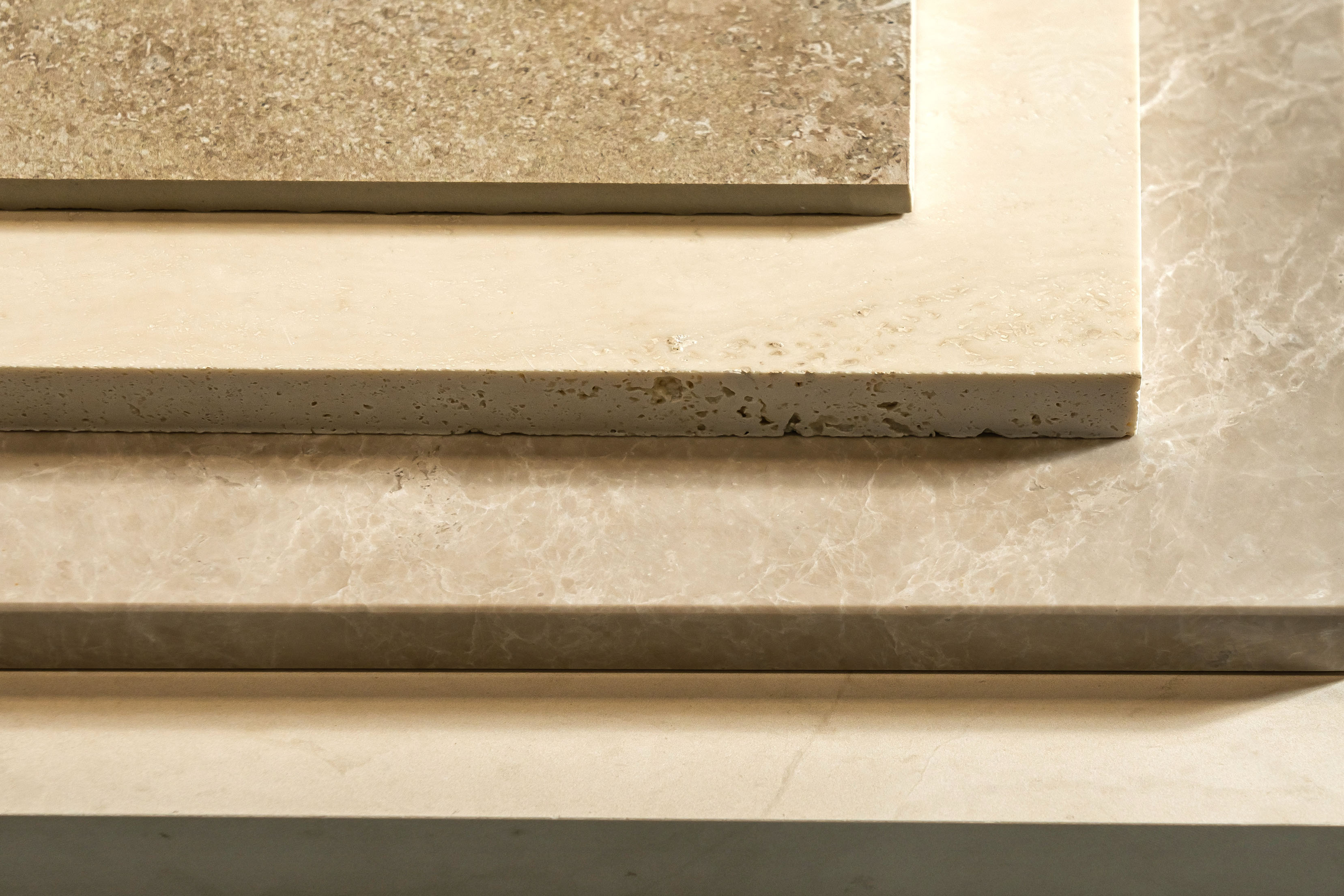 Каждое пространство красиво. В отделке помещения с бассейном в доме «Лаврушинский» Sminex использует травертин — натуральный камень тёплого бежевого оттенка, что добавляет зоне отдыха спокойствие и уют