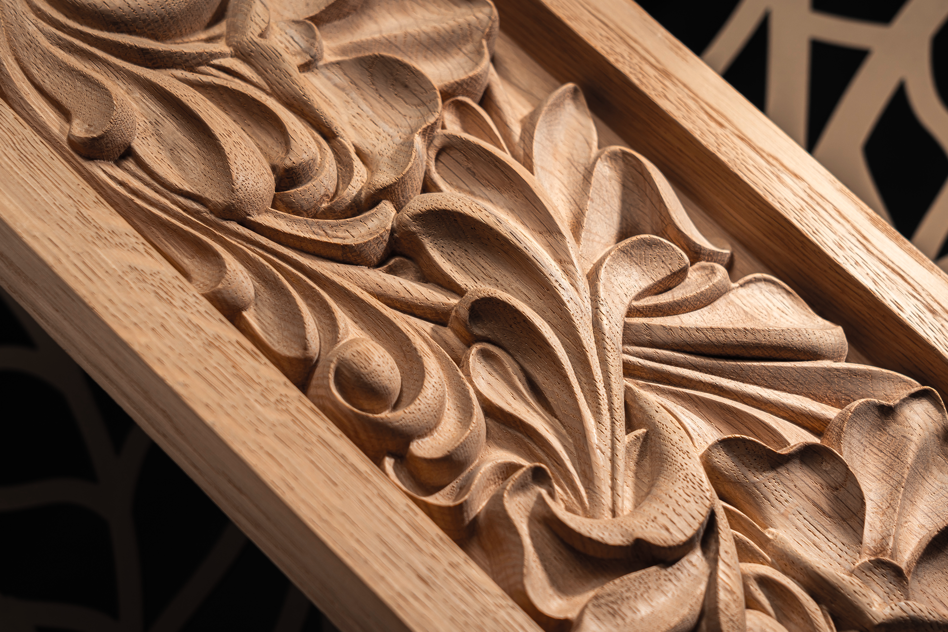 На подбор и обработку материалов Sminex тратит месяцы и годы. Но это будет тот самый бразильский гранит с выверенным до миллиметра природным орнаментом и дерево с авторским узором 