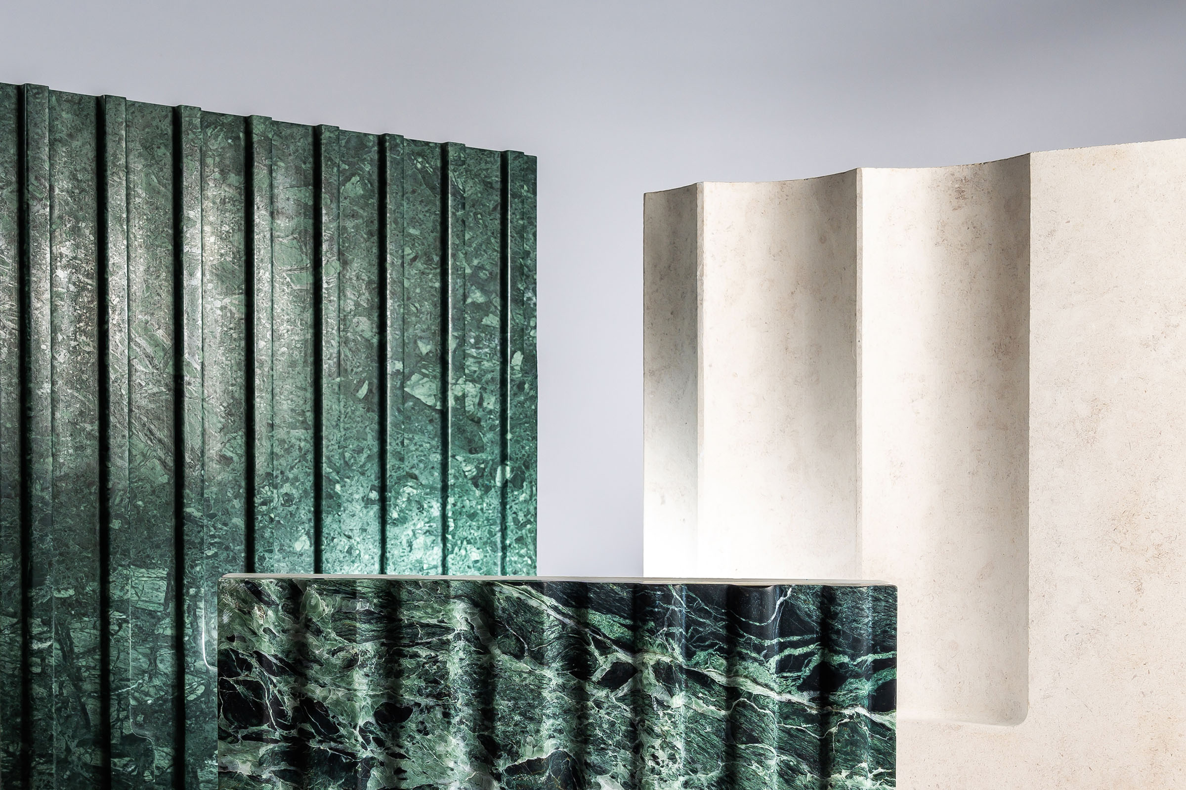 Материалы для создания домов Sminex ищет по всему миру. Для «Обыденского №1» рассмотрели больше 100 вариантов мрамора, известняка, дерева, латуни из Португалии, Индии, Германии, Греции, Бельгии и других стран