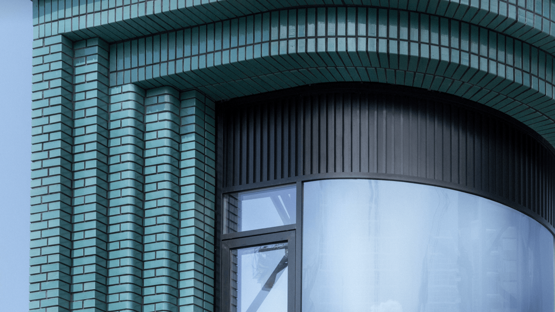 Для индивидуальных фасадов «Тишинского бульвара» кастомизируют материалы: вручную окрашивают кирпич, наносят на гранит трёхмерный рисунок, подвергают доломит рустованной обработке, придавая натуральному камню ещё более выразительный рельеф